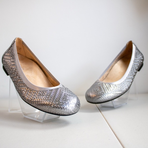 Vionic Anita Silver Leather Classic All Day Comfort Flats Women’s Shoes Size 8W - Picture 9 of 10